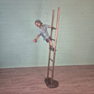 Beeld Tuinbeeld Jongen op Ladder Brons 2,06 m