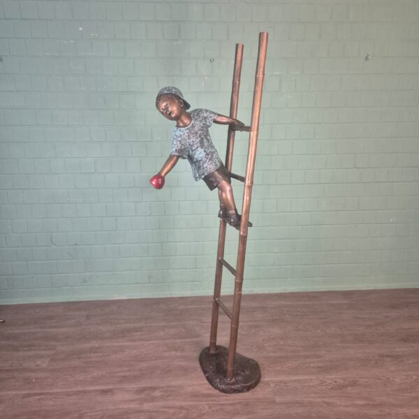 Beeld Tuinbeeld Jongen op Ladder Brons 2,06 m