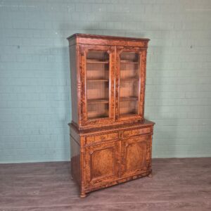Vitrinekast Biedermeier 1860 Noten