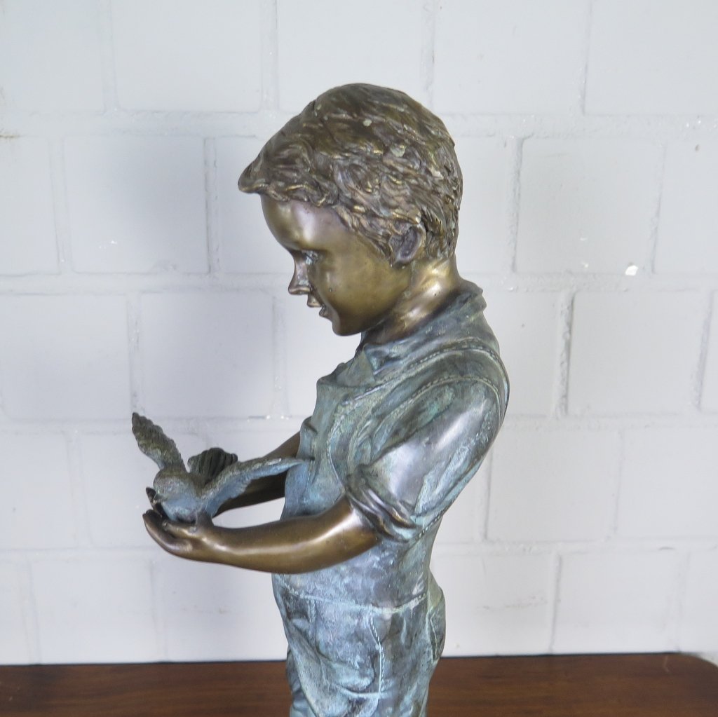 Skulptur Junge mit Vogel Bronze 0,54 m