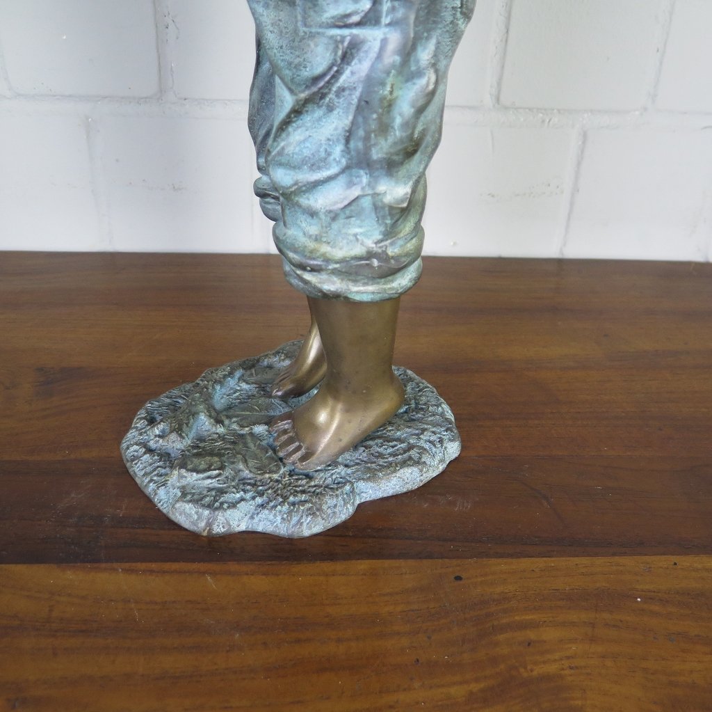 Skulptur Junge mit Vogel Bronze 0,54 m