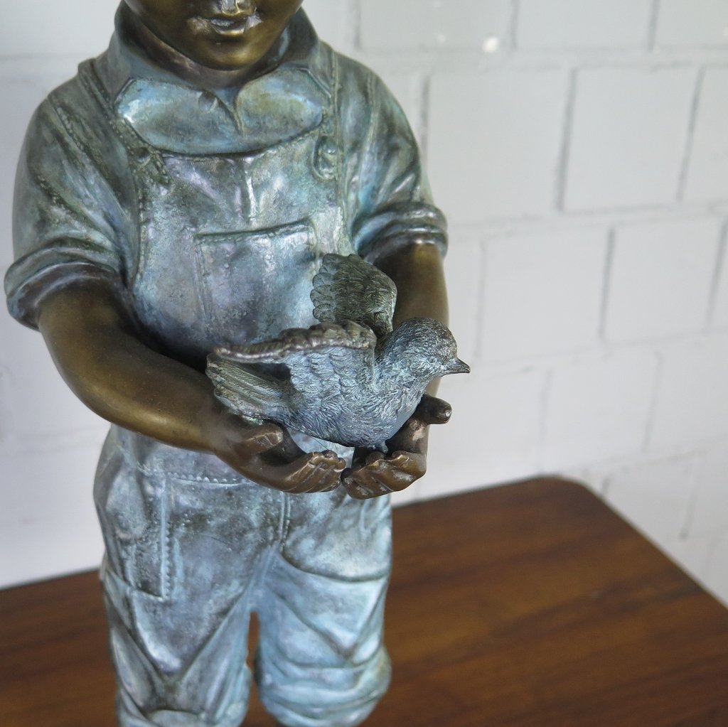 Skulptur Junge mit Vogel Bronze 0,54 m