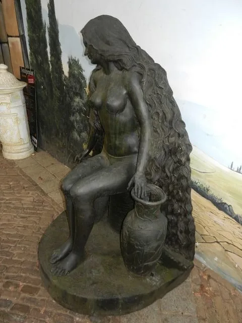 Skulptur Frau am Brunnen Bronze 1,45 m