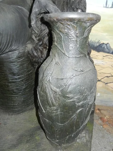 Skulptur Frau am Brunnen Bronze 1,45 m